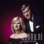 15-08-1985 Lee Towers en Anita Meyer in studio Amsterdam Photo: Govert de Roos/Connu

[keywords]Posed, Half Length, Eyecontact, Smiling[/keywords]